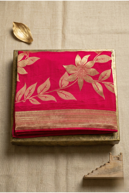 Large continuous Floral Creeper pattern - Hot pink
