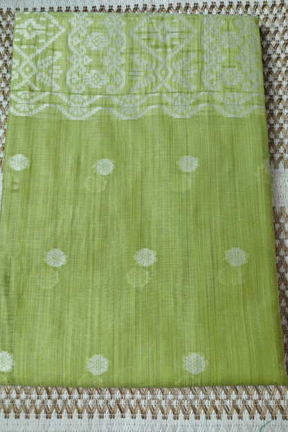 Wave - Small White Flower Butta with a White Border - Pista Green