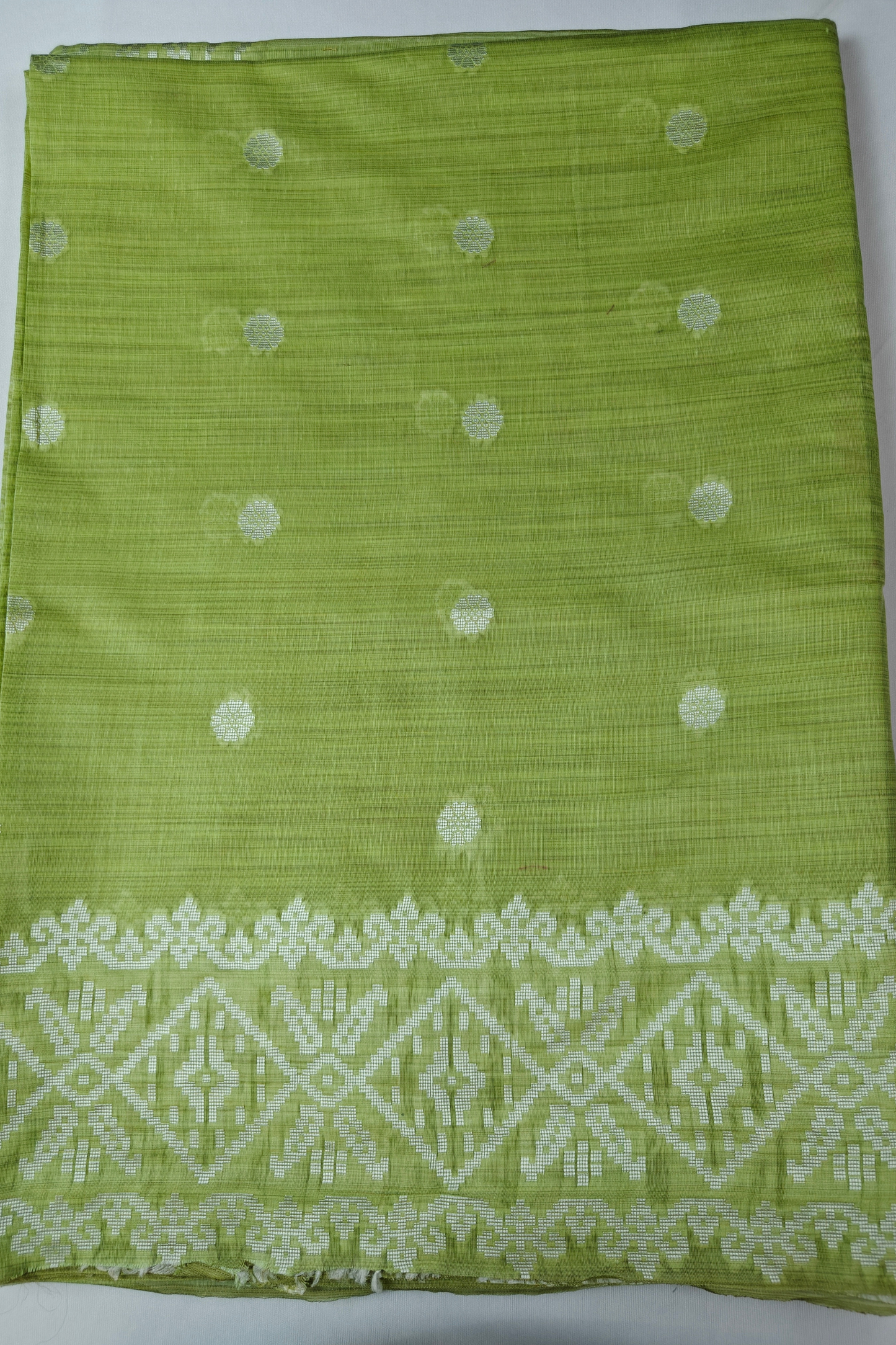 Wave - Small White Flower Butta with a White Border - Pista Green